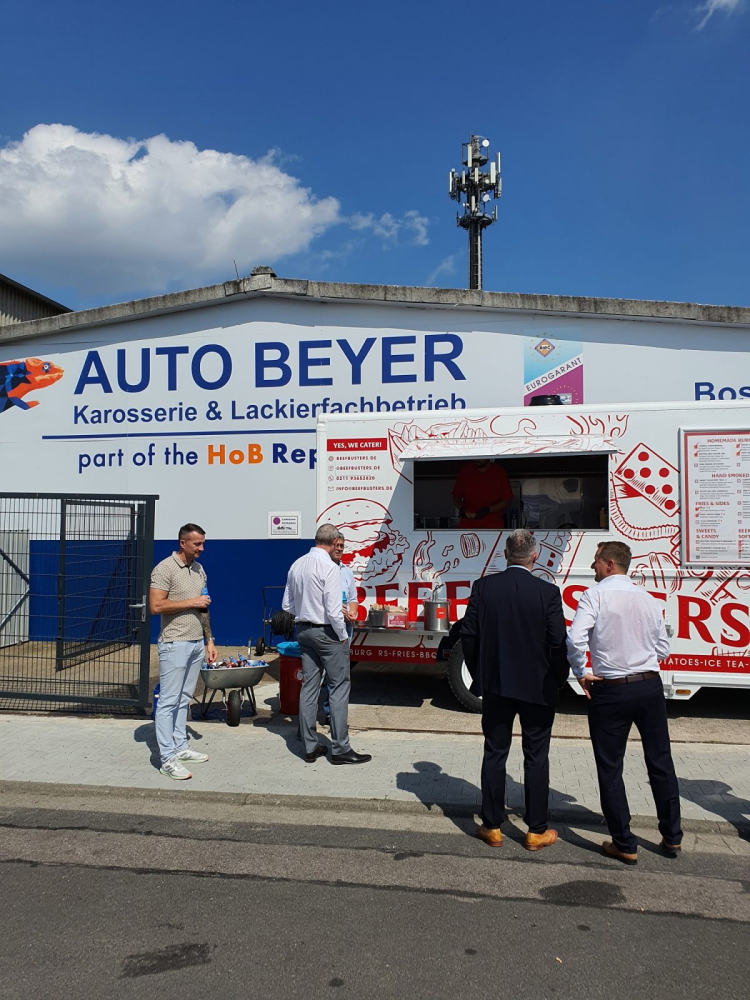 Ein Food Truck stand vor dem Betriebsgelände der Auto Beyer GmbH zur Stärkung der Gäste und Mitarbeitenden bereit.