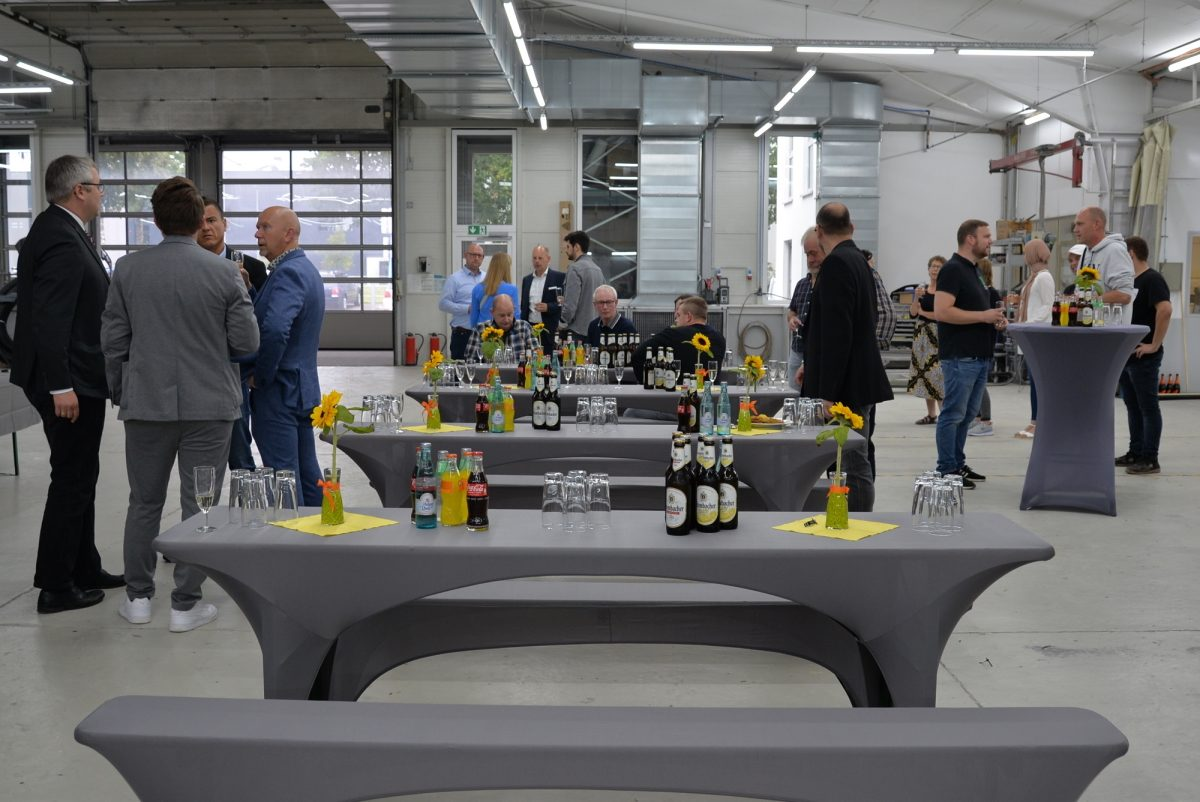Die Feier bei der Poppe Malereibetrieb und Fahrzeuglackierung GmbH fand in der Werkstatt statt und bot viel Raum für Gespräche untereinander.